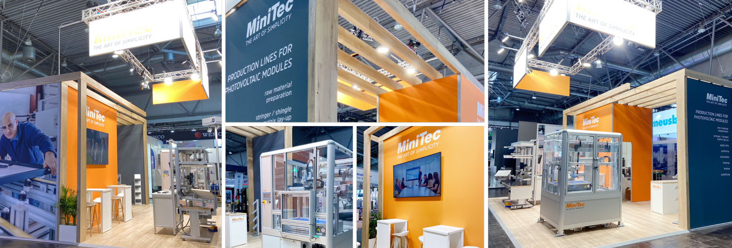 Messeauftritt von MiniTec mit orangen Wänden, Maschinenmodulen und Screens; Fokus auf Produktionslinien für Photovoltaik-Module.