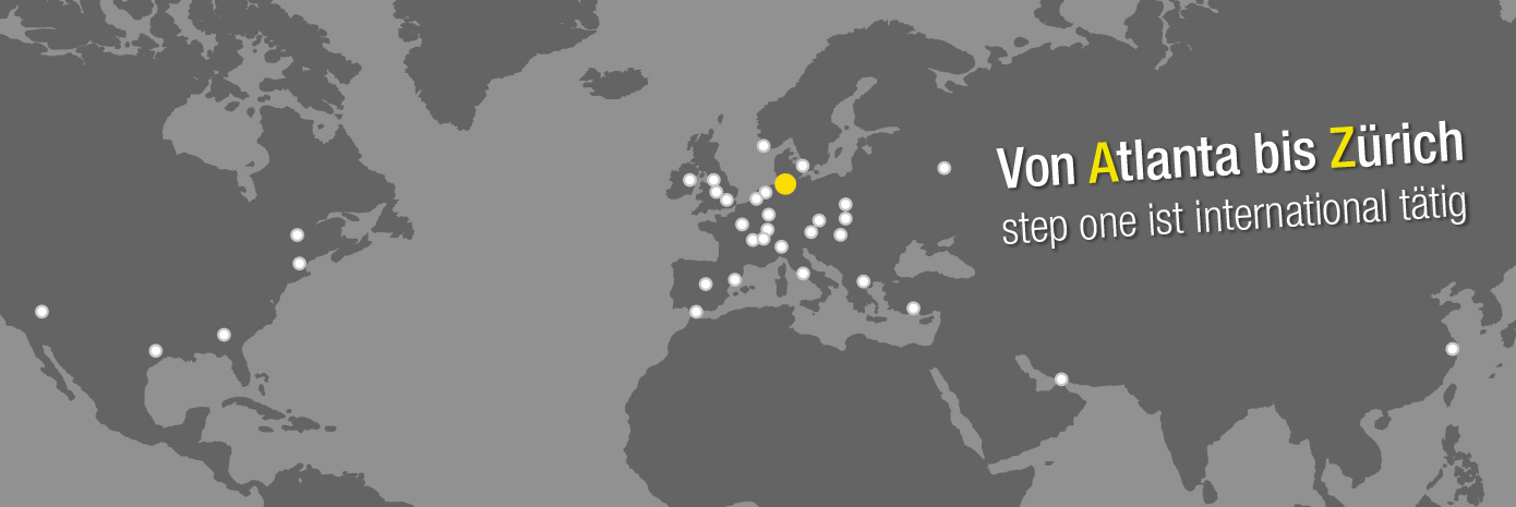 Weltkarte mit Markierungen globaler Standorte der step one GmbH. Text: 'Von Atlanta bis Zürich – step one ist international tätig.