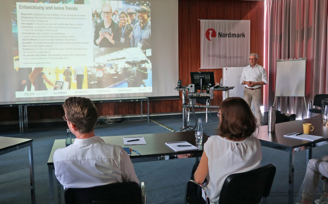 Präsentation bei Nordmark mit Referenten und Zuhörern. Die step one GmbH informiert über aktuelle Entwicklungen und Trends.