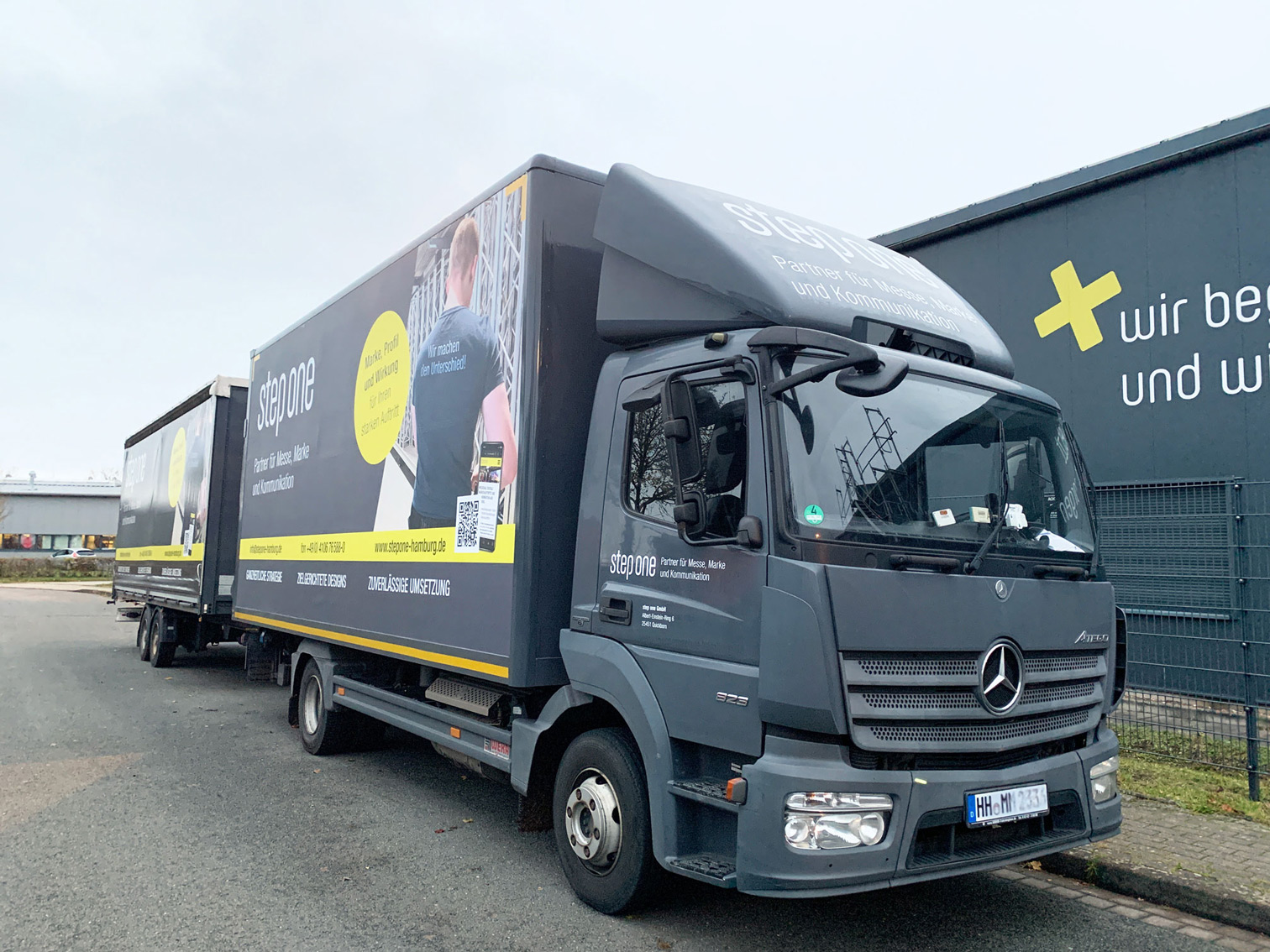 LKW-Fuhrpark der step one GmbH für den Transport von Messebau- und Logistikmaterialien.