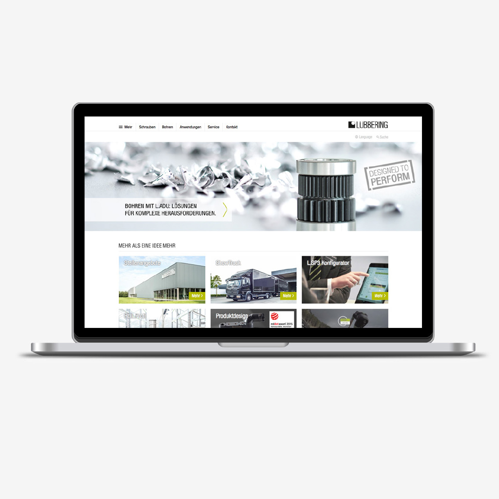 Ein Laptop mit einer offenen Website, die eine technische Lösung für Bohrprozesse präsentiert. Sichtbar sind Metallspäne, ein Präzisionswerkzeug und mehrere Navigationskacheln mit Bildern von Gebäuden, LKWs und digitalen Konfiguratoren.