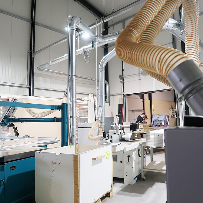 Tischlerei-Werkstatt mit professioneller Holzbearbeitung für individuelle Messebaulösungen.