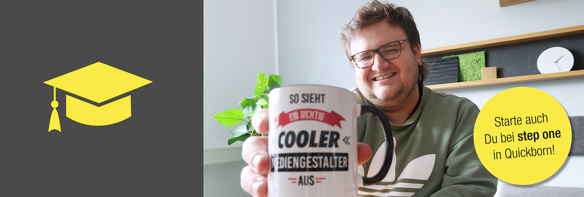 Ein junger Mann mit Brille und grünem Hoodie hält eine Tasse mit der Aufschrift „So sieht ein richtig cooler Mediengestalter aus“ in die Kamera. Links im Bild ein gelbes Absolventen-Symbol auf dunklem Hintergrund, rechts daneben ein gelber Kreis mit dem Text „Starte auch Du bei step one in Quickborn!“.