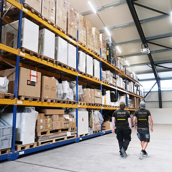 Großzügige Lagerhalle mit optimaler Organisation für Messebauelemente.