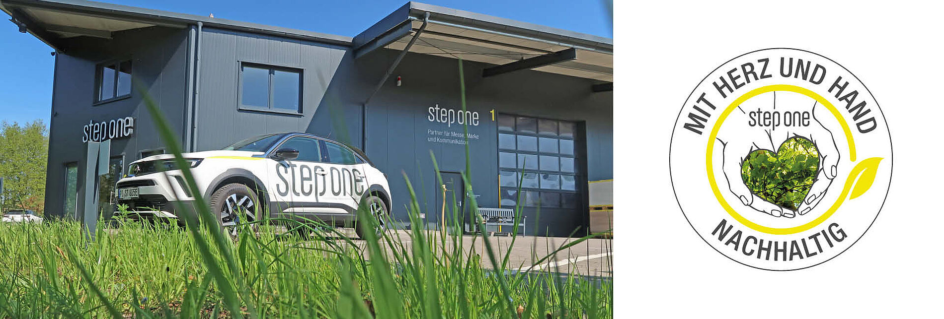 step one Firmengebäude mit markiertem Elektroauto im Vordergrund, grüner Rasen und ein Nachhaltigkeitssiegel mit der Aufschrift „Mit Herz und Hand – nachhaltig“ und einem Herz aus Blättern in schützenden Händen.
